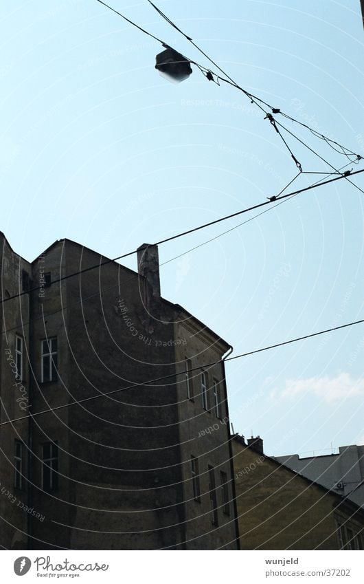 Winkel Gebäude Straßenbeleuchtung Stadt Licht dreckig Architektur Himmel blau alt