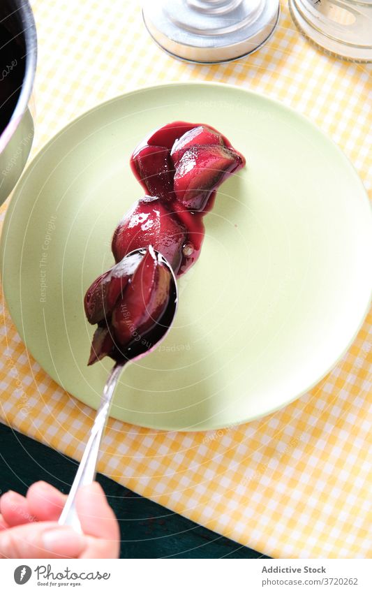 Crop-Frau am Tisch mit pochierten Birnen Rotwein süß Dessert Frucht Portion lecker trinken Lebensmittel Getränk frisch Snack Speise Mahlzeit heimwärts