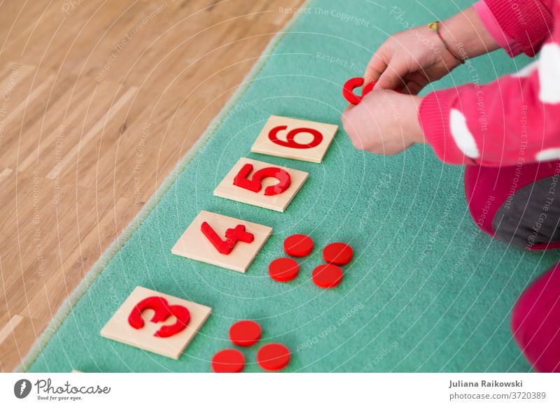 Kind lernt zählen Spielen lernen Kindheit Farbfoto Freude Bildung Kindergarten Schule Kleinkind Spielzeug mehrfarbig klein Vorschule Vorschulkind Mensch