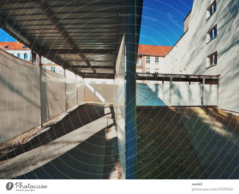 Schleuse Gang Zugang Wand Mauer Gebäude eckig einfach eng schmal Durchgang Lücke schmucklos simpel Farbfoto Gedeckte Farben Textfreiraum rechts