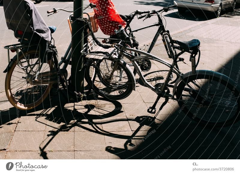 fahrräder Fahrrad Straße Verkehr Fahrradfahren Verkehrsmittel Wege & Pfade Straßenverkehr Mobilität Auto Verkehrswege Fahrradkorb parken Kindersitz