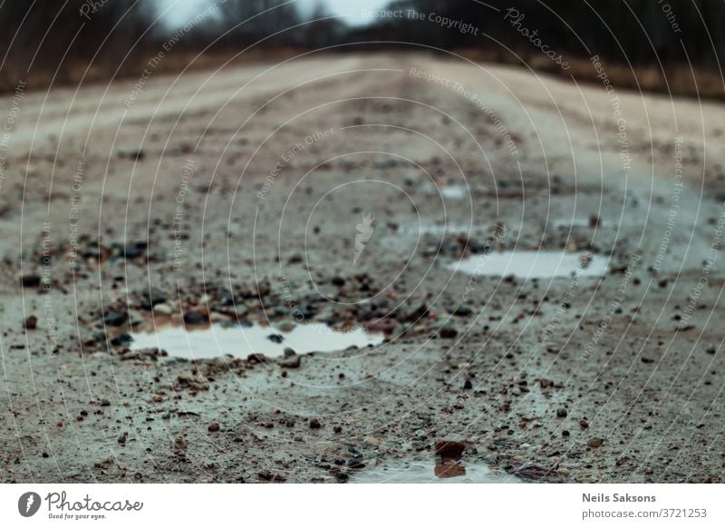 Spritzer nach Regen auf der Schotterstraße Straße Natur Textur Sand Boden Stein abstrakt wüst Landschaft braun Schmutz Schlamm Felsen Strand Schnee Baum