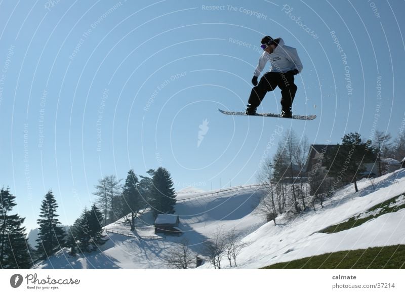 Snowboardsession St.Anton(CH)#2 springen Extremsport Schnee Snowboarding Snowboarder fliegen Mut Blauer Himmel Schönes Wetter Schneeschmelze Hügel