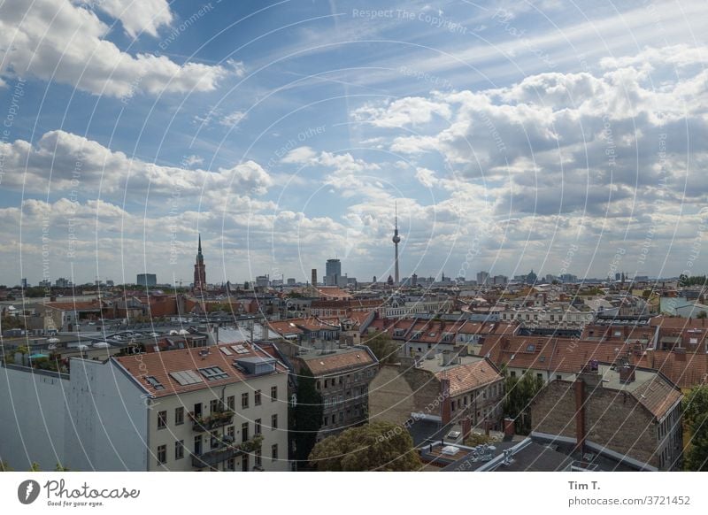 Berlin Prenzlauer Berg Fernsehturm Dach Stadt Stadtzentrum Hauptstadt Außenaufnahme Altstadt Tag Menschenleer Farbfoto Haus Fenster Altbau Bauwerk Himmel