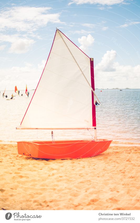 Die kleine Optimisten-Jolle  wartet am Strand auf  ihren  Einsatz | Vorfreude Boot Meer Nordsee Segelschule Himmel Segelboot Sommer Segeln Wasser Horizont Sonne