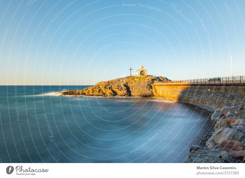 Touristen in der Nähe der Kapelle Saint Vincent im Meer von Collioure in Südfrankreich. antik Architektur Bucht Strand Bell Tower blau Boot Burg oder Schloss