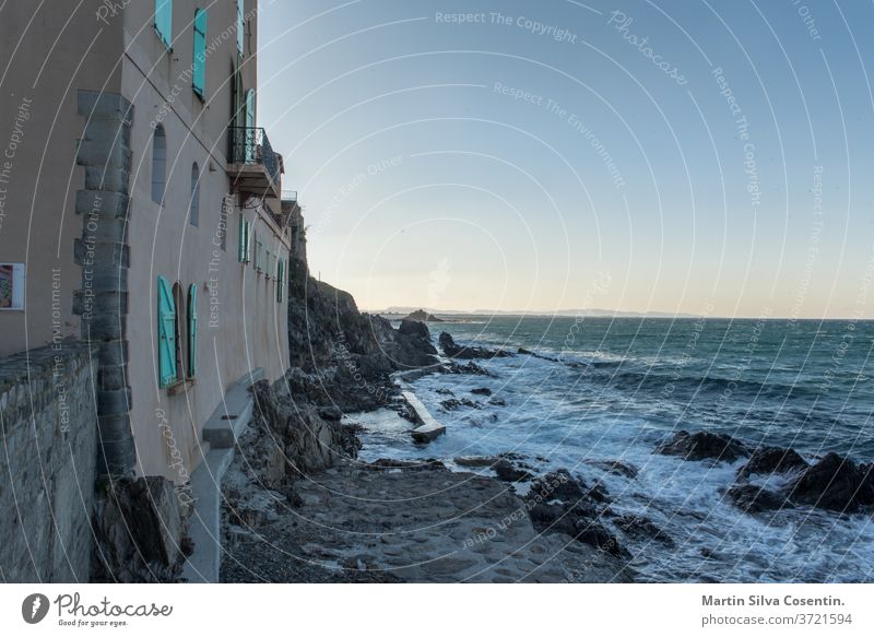 Menschen in der Altstadt von Collioure, Frankreich, einem beliebten Ferienort am Mittelmeer. antik Architektur Strand Bell Tower blau Boot Burg oder Schloss