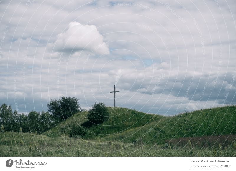 ein Kreuz auf einem grünen Feld Religion & Glaube durchkreuzen Jesus Jesus Christus Gott Christentum Christliches Kreuz Kirche Inspiration Motivation erbaulich