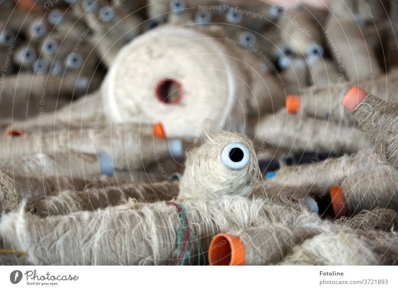 Auf Spulen aufgewickeltes Garn in einer alten verlassenen Tuchfabrik weiß orange Faser Textil Stoff Handwerk Mode Arbeit & Erwerbstätigkeit Material Fabrik