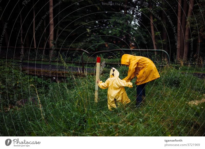 Regentage Kind Kinder Kindheit entdecken Spielen Regenjacke Geschwister geschwisterliebe Farbfoto Zusammensein Außenaufnahme schlechtes Wetter draußen