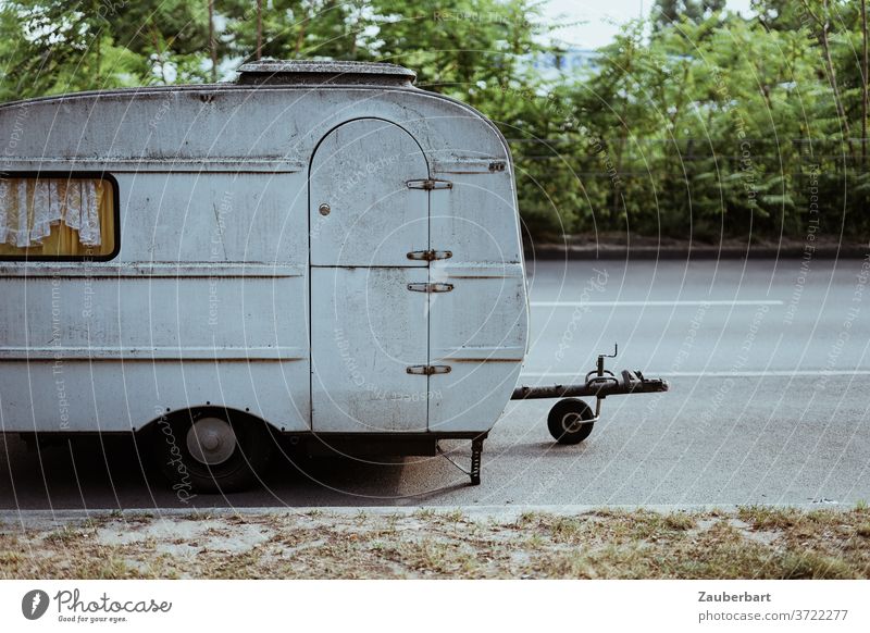 Alter Wohnwagen am Straßenrand Fenster Gardine gelb alt verwittert Urlaub Camping Vanlife abstellen abgestellt Ferien & Urlaub & Reisen Mobilität retro