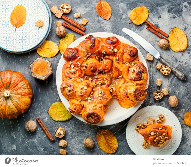 Zimt-Zimtbrötchen mit Zimt Sahne cinnabon Brötchen klassisch rollen Kürbis Herbst Gebäck Dessert gebacken Verwirbelung süß Spirale fallen Pistazie Nut frisch