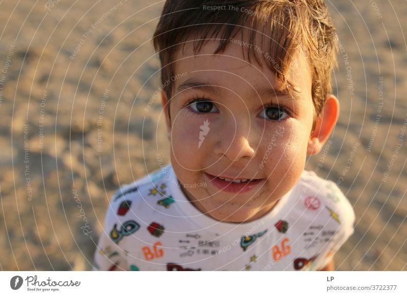 Junge mit schönen Augen, der in die Kamera schaut Blick in die Kamera Oberkörper Porträt Sonnenlicht Lichterscheinung Optimismus selbstbewußt Tapferkeit