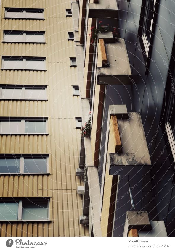 Wohnungsbau stapelweise Haus Fenster Stadt Hochhaus Plattenbau Balkon Fassade trist Außenaufnahme