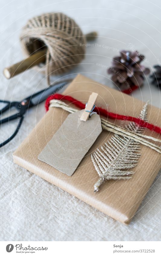 Geschenk weihnachtlich verpackt auf einem Leinen Tischtuch. Weihnachten & Advent Verpackung Feste & Feiern weiß Studioaufnahme Dekoration & Verzierung Ornament