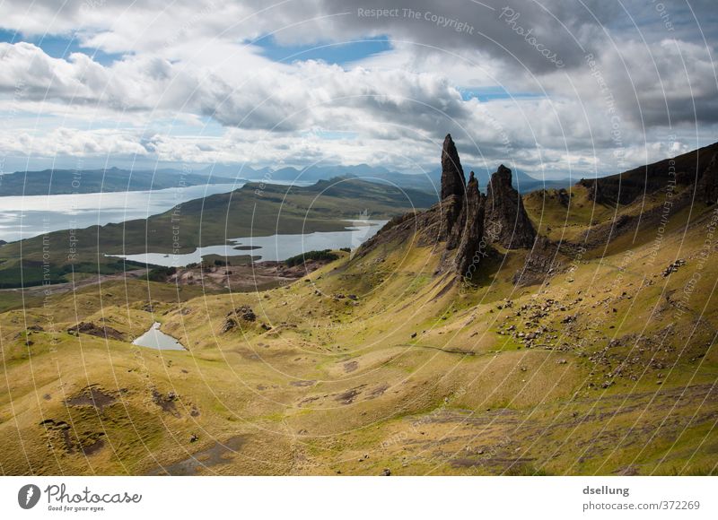 Old Man of Storr Landschaft Urelemente Erde Wolken Sommer Schönes Wetter Hügel Seeufer Felsen Heide alt Bekanntheit eckig Spitze wild braun grau grün Schottland