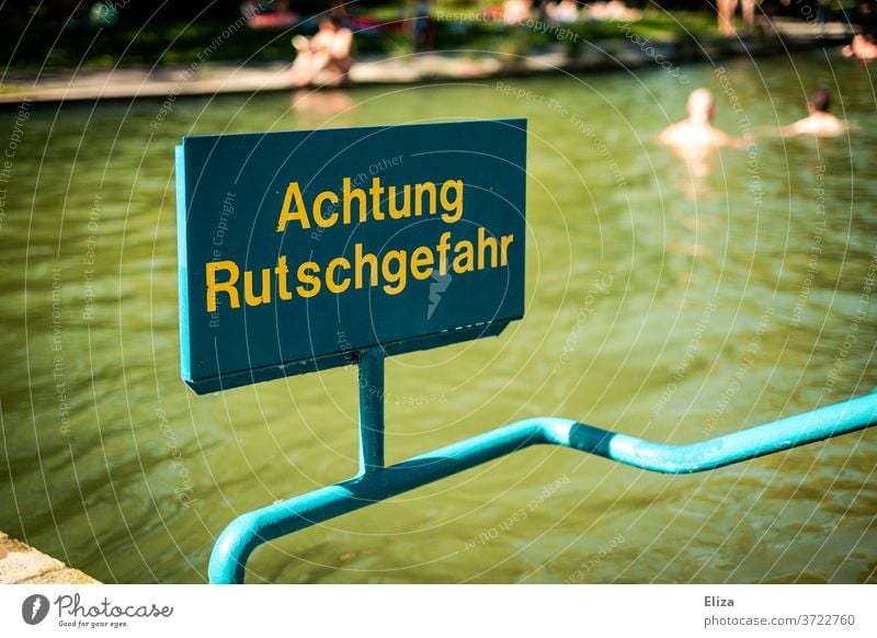 Obacht rutschig! Rutschgefahr Schwimmbad Gefahr Risiko ausrutschen Sommer glitschig Beckenrand Wasser gefährlich nass Hinweisschild Warnschild bedrohlich