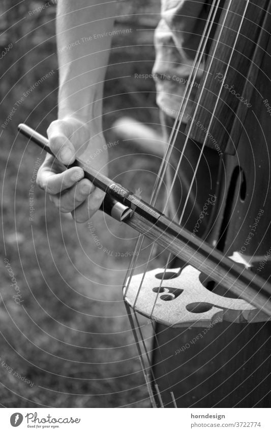 Kontrabass spielen Bogen deutsche Bogenhaltung Kontrabassspieler Klassik klassische Musik Saite Streichinstrumente Musikinstrument Saiteninstrumente