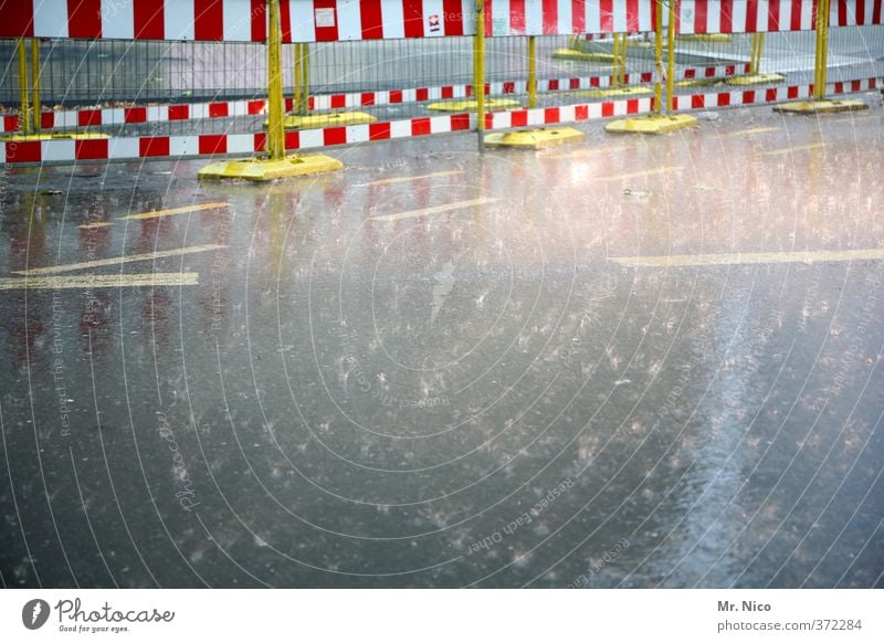 Sommerregen Umwelt Klima Klimawandel schlechtes Wetter Unwetter Regen Stadt Verkehrswege Straßenverkehr Straßenkreuzung Wege & Pfade Verkehrszeichen