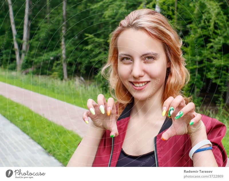 junges verspieltes Mädchen zeigt Tiger Frau spielerisch Gesicht attraktiv Gesundheit schlank schön niedlich Spaß Schönheit Hintergrund Freude Porträt Glück