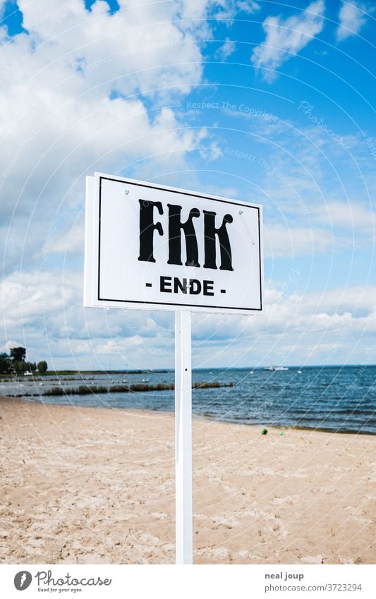 FKK Strand, Schild Ferien & Urlaub & Reisen Naturismus Meer Freiheit nackt Sommer Schilder & Markierungen Regeln Ordnung sauber spießig blauer Himmel Wolken