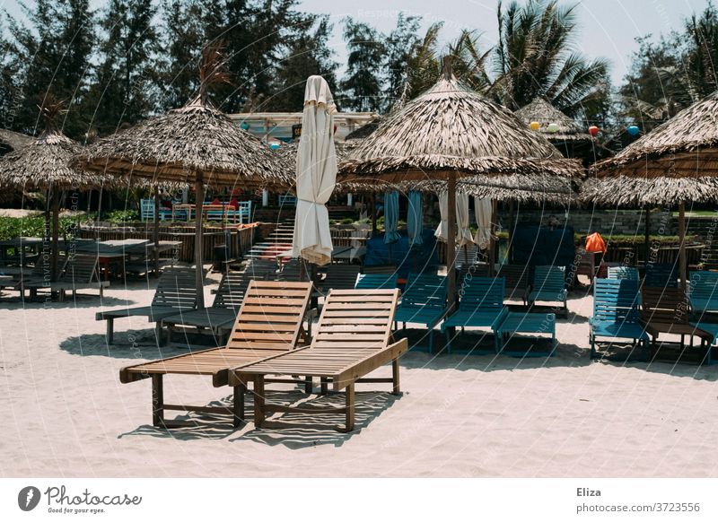 Leere Liegen am Strand, keine Touristen wegen Corona. Reisewarnung. leer Tourismus Krise Urlaub Risikogebiet Strandliegen niemand ausgestorben Reisen