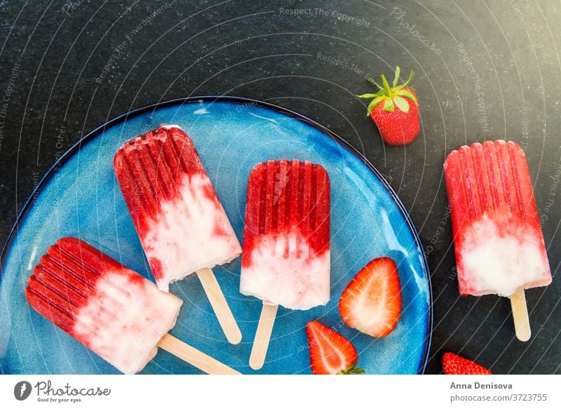 Erdbeere Eis am Stiel mit Erdbeersaft Erdbeeren Saft Himbeeren Paletas selbstgemacht Veganer Kokosnussmilch rustikal weiß Speiseeis Gesundheit Entzug Sommer