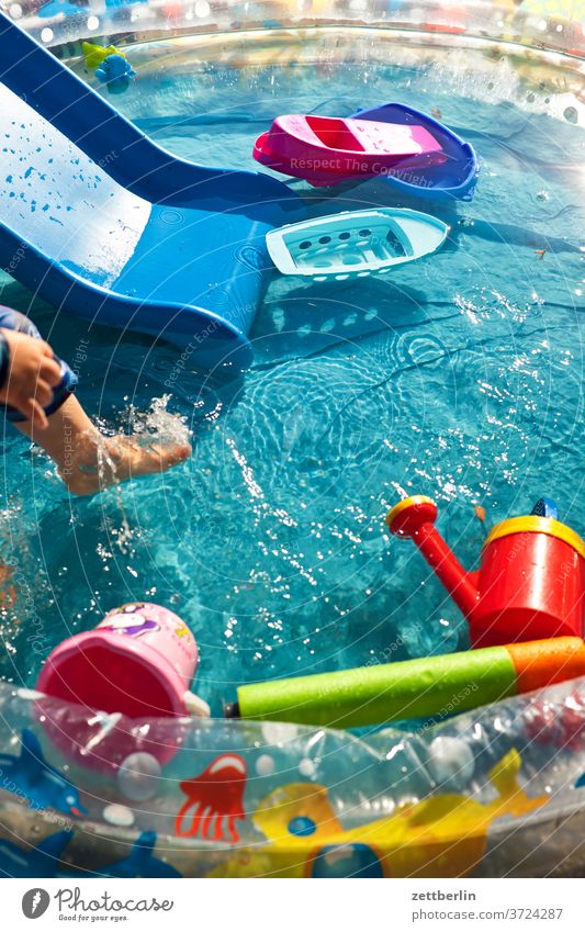 Baden gehen badestelle spielen swimmingpool becken planschbecken pool swinningpool wasserbecken baden sommer hochsommer hitze wasserspielzeug schiffchen