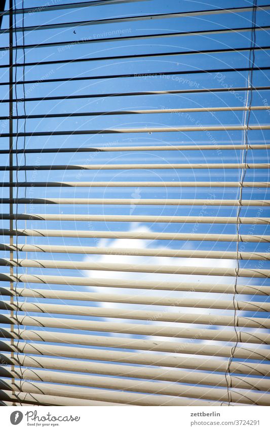 Jalousie mit Himmel und Sonne und Wolke fenster himmel jalousie lichtschutz rollo sonnenschutz verdunklung wolke zu geschlossen verschattung schatten wohnen