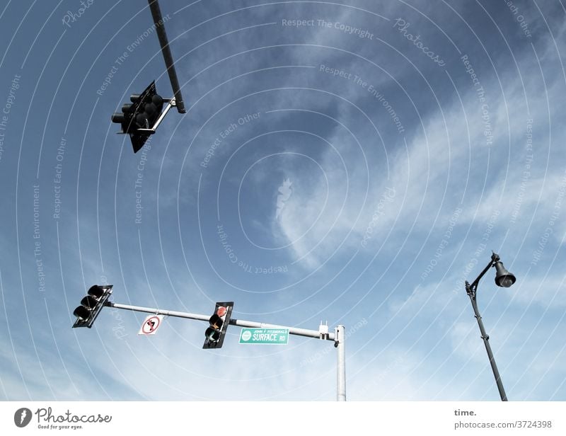 Lightboxen (19) ampel lampen himmel wolken mast beleuchtung öffentlich verkehr kreuzung straßenschild orientierung oben hoch zusammen gemeinsam sonnig