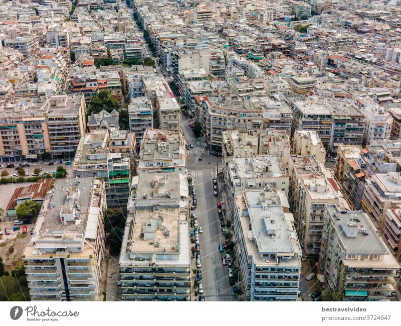 Thessaloniki, Griechenland: Drohnen-Landschaftsansicht der Dächer der Gebäude des Stadtbezirks Analipsi aus der Vogelperspektive. Tagesspitzenpanorama einer europäischen Stadt mit Wohnblöcken rund um die Straße an einem sonnigen Tag.