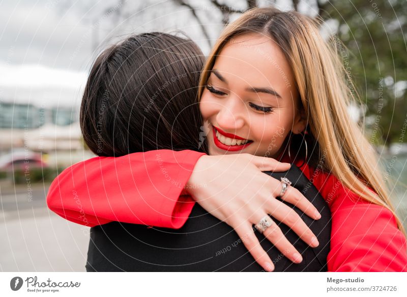 Zwei junge Freunde, die sich umarmen. zwei umarmend Freundschaft positiv Ausdrücken spielerisch niedlich Sitzung im Freien Jugend Kuscheln Partnerschaft Porträt