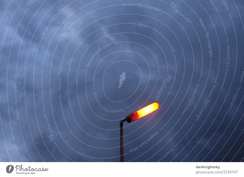 Rote orangene Laterne am Abend vor bewölktem Himmel rote laterne rotlicht himmel erotik prostitution Abends Straßenlampe Isoliert Dämmerung Licht Lampe blau