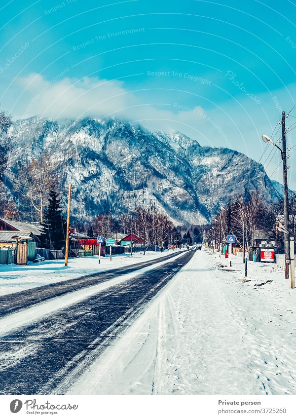 Weg nach oben.  Winterstraße, die zu den Bergen führt Straße malerisch Landschaft Entwicklung Berge u. Gebirge reisen Schnee einspurige Straße Natur Weihnachten