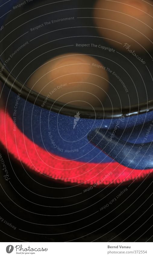 Frühstücksabrundung Eiergerichte Ernährung Essen warten Emaille Topf Herd & Backofen kochen & garen Wasser Hühnerei blau rot schwarz Wärme Kochplatte Farbfoto