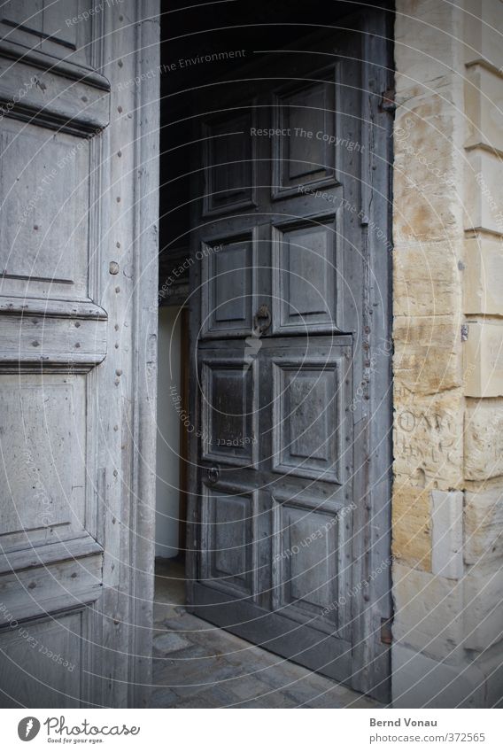 Nur herein! Haus Gebäude Tür Blick blau braun gelb grau grün Neugier Interesse eintreten offen Portal Mauer Türfüllung Holztür alt Vergangenheit Tradition