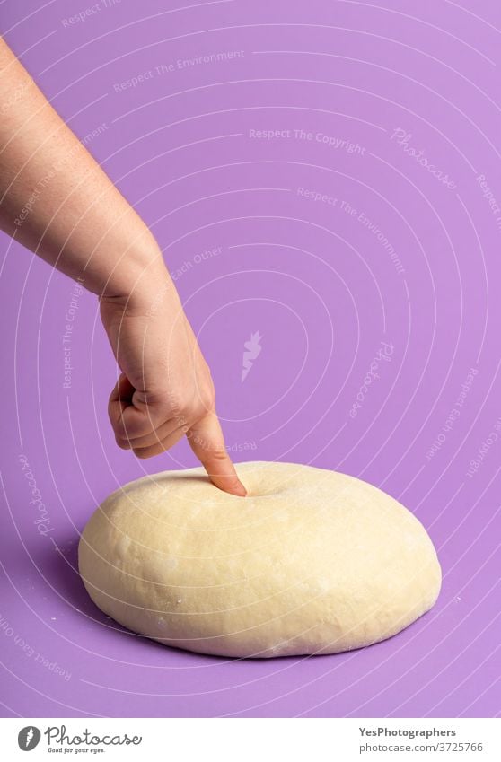 Teig isoliert auf einer violetten Farbe. Prüfung von Hefeteig. Brot backen Hintergrund Bäckerei Ball Brotteig Brötchen Konzept Essen zubereiten Textfreiraum