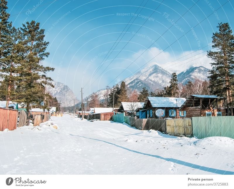 Dorf am Fuße der Berge im Winter. Schnee Landschaft Frischluft Ökologie Gesunder Lebensstil Ruhe altes Haus hölzern Hütte malerisch Berge u. Gebirge im Freien