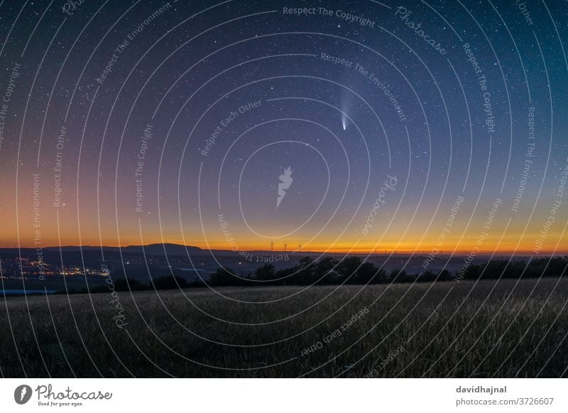 Komet C/2020 F3 (NEOWISE) über dem Grünstadter Berg. neowise Sternbild Nacht Dämmerung Koma Astronomie Juli 21 Gas Atmosphäre Leitwerke ion Plasma Natur