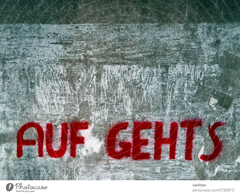 AUF GEHT'S Anfang Beginn Ansporn Mut machen Impuls Aufforderung Graffiti Wand rot Schriftzeichen Gefühle auf gehts Start initiative Zukunft Entschlossenheit