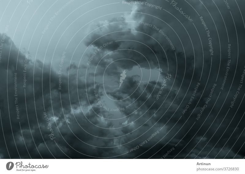 Dunkler dramatischer Himmel und Wolken. Hintergrund für Tod und trauriges Konzept. Grauer Himmel und flauschige weiße Wolken. Donner und Gewitterhimmel. Trauriger und launischer Himmel. Hintergrund der Natur. Toter abstrakter Hintergrund. Wolkenlandschaft.