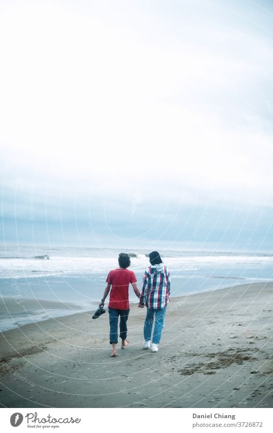 Unser Moment Paar Liebespaar Zusammensein Partnerschaft Vertrauen Glück Romantik Zuneigung Strand Hand in Hand laufen wolkig bewölkter Himmel jung Teenager