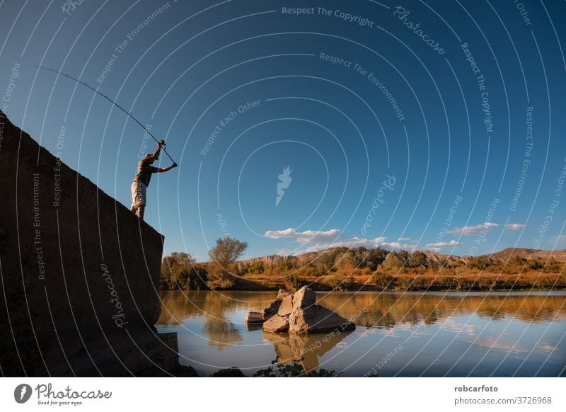 Flussfischer mit Angelrute Sport Fischer Person Erholung Natur See Angler Rolle Menschen fangen Casting Sommer männlich Spaß Wasser Gerät eine Fischen Freizeit