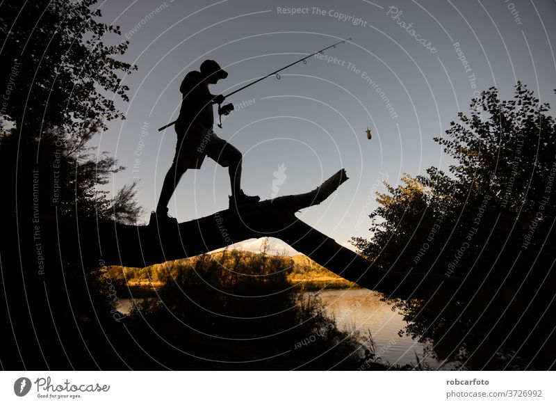 Flussfischer mit Angelrute Sport Fischer Person Erholung Natur See Angler Rolle Menschen fangen Casting Sommer männlich Spaß Wasser Gerät eine Fischen Freizeit