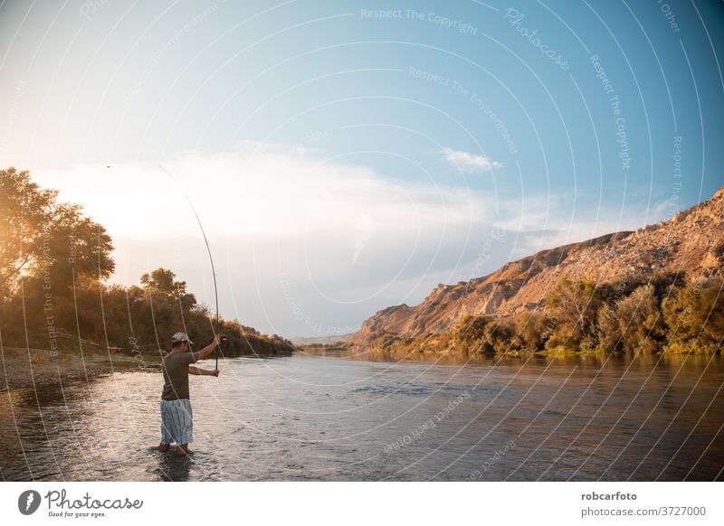 Flussfischer mit Angelrute Sport Fischer Person Erholung Natur See Angler Rolle Menschen fangen Casting Sommer männlich Spaß Wasser Gerät eine Fischen Freizeit