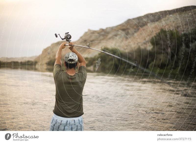 Flussfischer mit Angelrute Sport Fischer Person Erholung Natur See Angler Rolle Menschen fangen Casting Sommer männlich Spaß Wasser Gerät eine Fischen Freizeit