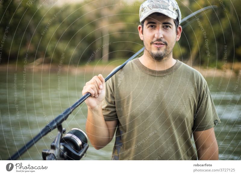 Flussfischer mit Angelrute Sport Fischer Person Erholung Natur See Angler Rolle Menschen fangen Casting Sommer männlich Spaß Wasser Gerät eine Fischen Freizeit