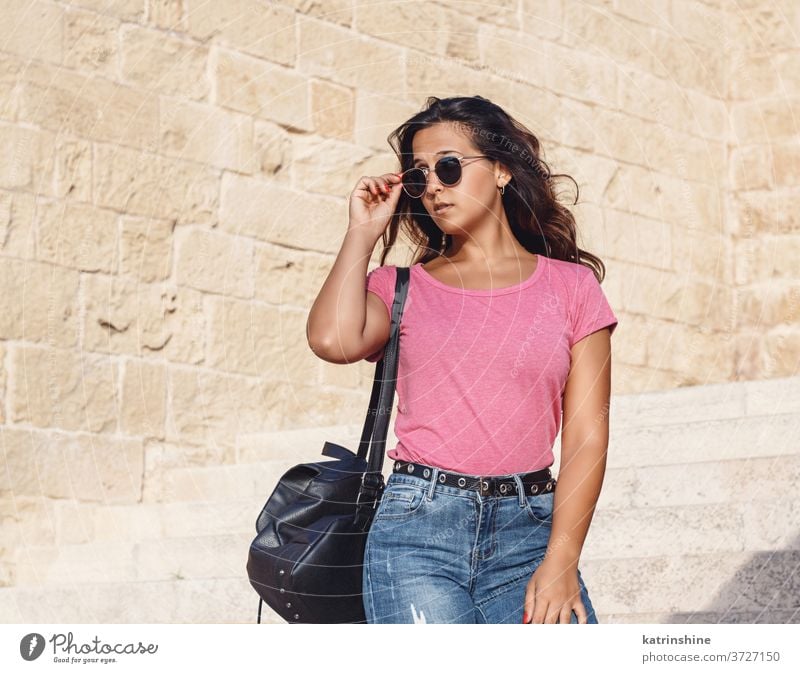 Junge Frauen gehen die Treppe hinunter und berühren die Sonnenbrille jung Mädchen anhaben Attrappe T-Shirt Jeanshose Muster Rundhals Bekleidungsmockup lässig