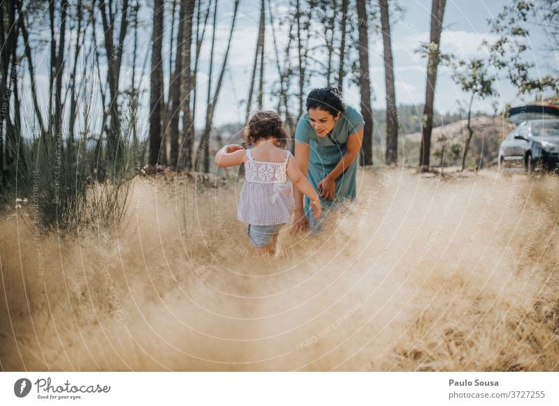 Mutter und Tochter beim Spielen im Wald Mutterschaft Mutter mit Kind Zusammensein Zusammengehörigkeitsgefühl Liebe Freude Frau Lifestyle Fröhlichkeit schön