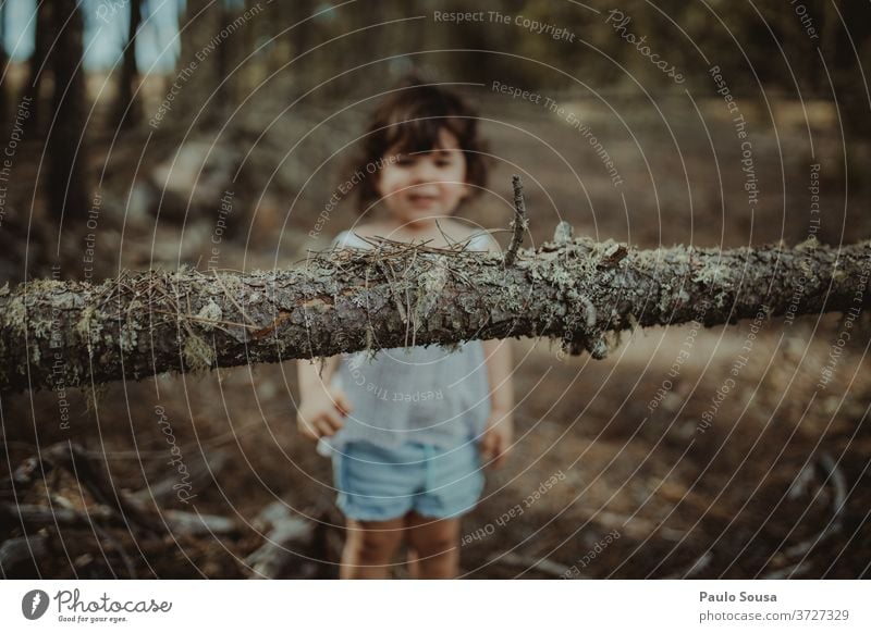 Kleines Mädchen spielt im Wald Kind Kinderspiel Kindheit Baumstamm Kofferraum Wälder Spaß haben Kleinkind Lifestyle Farbfoto Spielen Glück Außenaufnahme